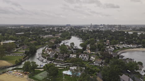 Stamford-Connecticut-Aerial-V3-Drone-Sobrevuelo-Sobre-El-Vecindario-Residencial-Junto-Al-Agua-Que-Captura-Propiedades-De-Lujo-A-Lo-Largo-De-La-Costa-Y-Vistas-Del-Paisaje-Urbano-Del-Extremo-Sur---Filmado-Con-Mavic-3-Pro-Cine---Octubre-De-2023