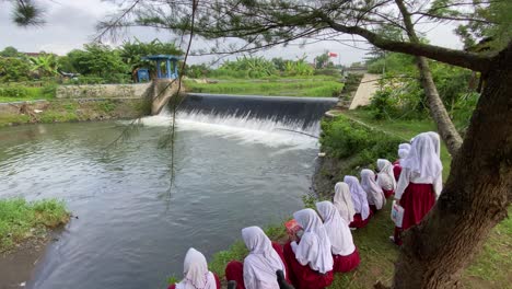 Niños-De-Escuela-Primaria-Estudian-Al-Borde-De-Una-Presa-De-Río