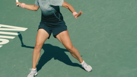 Mujer-De-Tenis-Profesional-Regresando-En-Cámara-Extremadamente-Lenta,-Golpe-De-Derecha-De-4k-800fps-En-Una-Cancha-De-Concreto-De-Día-Soleado