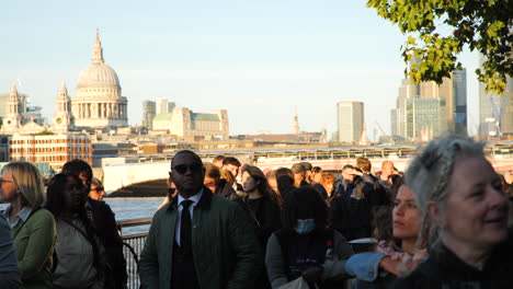 People-queue-to-view-Queen-Elizabeth-II,-with-St