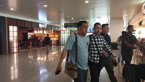 Pasajeros-En-El-Aeropuerto-Internacional-Ahmad-Yani-De-Semarang