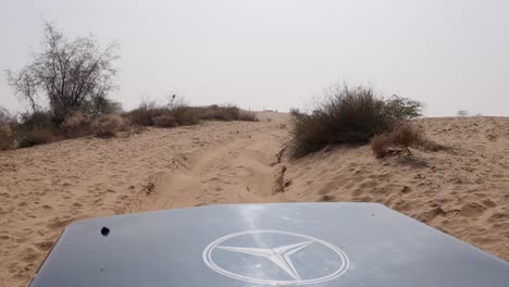 Safari-En-Las-Dunas-De-San-Y-Descarga-En-Automóvil-En-Los-Desiertos-Durante-El-Día-Desde-Diferentes-ángulos.-El-Video-Se-Toma-En-Rajasthan,-India.