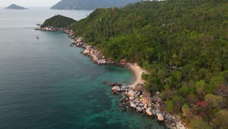 Typische-Thailändische-Strandbungalows-In-Wunderschöner-Naturkulisse---Luftaufnahme-Per-Drohne
