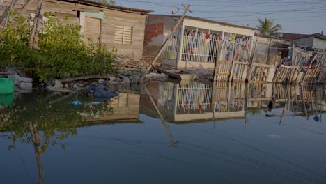 Casa-Al-Lado-De-Un-Río-Tratando-De-Detener-La-Inundación.