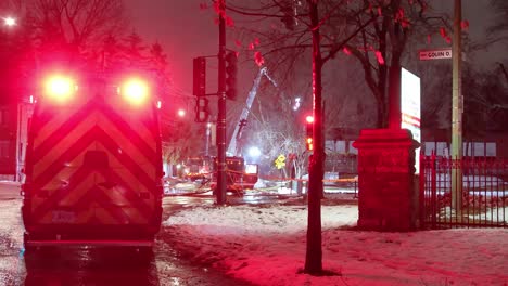 Einsatzfahrzeuge-Mit-Blaulicht-Kommen-Nachts-Zum-Brandort-Eines-Gebäudes