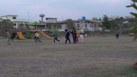 Un-Parque-Lleno-De-Toboganes-Increíbles-Y-Niños-Corriendo-Felices-Por-Todas-Partes