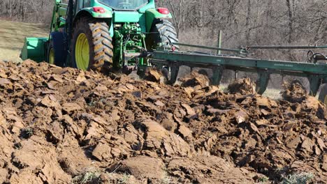 Arado-John-Deere-Girando-Tierra-En-Un-Campo-De-Alfalfa-A-Principios-De-La-Primavera-En-El-Medio-Oeste