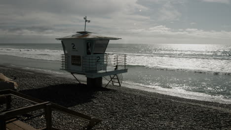 A-lifeguard-hut-at-Torrey-Pines-State-Natural-Reserve-near-San-Diego,-California