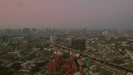 Eine-Luftaufnahme-Von-Bangkok,-Thailand,-Einer-Geschäftigen-Metropole,-Die-Für-Ihre-Kunstvollen-Schreine-Und-Ihre-Lebendige-Straßenkultur-Bekannt-Ist-Und-Die-Dynamische-Verschmelzung-Von-Tradition-Und-Moderne-Symbolisiert