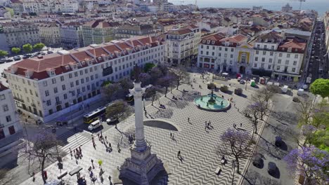 Drohnenschuss-über-Der-Statue-Am-Rossio-Platz-In-Lissabon