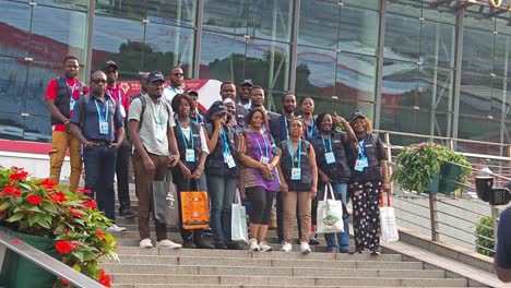 Una-Delegación-De-Empresarios-Africanos-Toma-Una-Fotografía-Grupal-En-La-Entrada-Del-Complejo-Ferial-De-Cantón