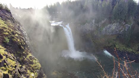 Stark-Fließende-Wasserfälle-In-Snoqualmie,-Washington