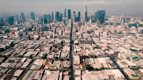 Eine-Atemberaubende-Luftaufnahme-Der-Skyline-Von-Los-Angeles-Bei-Sonnenuntergang