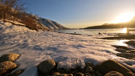 Timelapse-De-Un-Río-Congelado,-Montañas-Invernales-Con-El-Telón-De-Fondo-De-Una-Puesta-De-Sol-4k