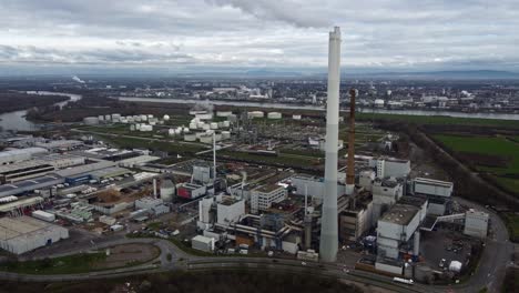 Schornsteinemissionen-Eines-Modernen-Kraftwerks-In-Einem-Großen-Industriegebiet,-Drohnenansicht