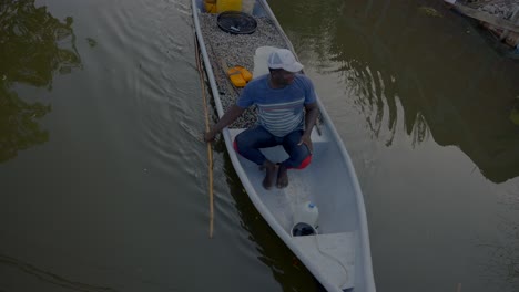 Los-Pescadores-Regresan-A-Casa-Con-La-Canoa-Llena-De-Chipi-Chipi.