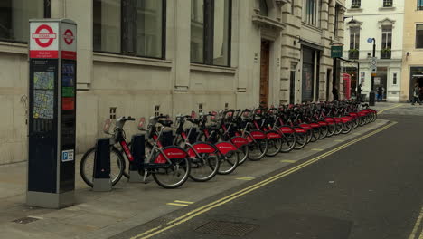 Santander-Fahrradverleihstation,-Zentrum-Von-London,-Weitwinkelaufnahme,-Tag