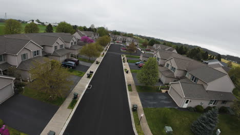 Large-Single-Family-Houses-in-Suburb-of-American-Town-during-cloudy-day-in-Spring-Season