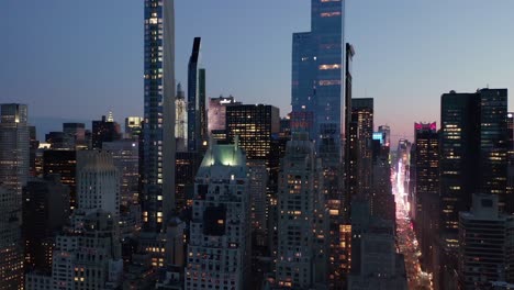 Vista-Aérea-Del-Horizonte-De-La-Ciudad-De-Nueva-York-Por-La-Tarde-Volando-Sobre-Una-Ciudad-Futurista-Desarrollada-Con-Drones-Disparados-4k