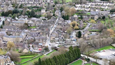 Zurückziehen-Drohne-Luft-Rückwärts-Enthüllen-Pateley-Bridge-UK