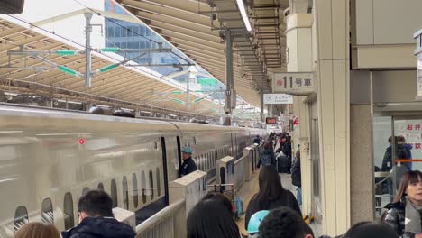 Bahnsteig-Mit-Passagieren-In-Der-Stadt-Tokio,-Japan