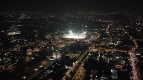 Perspectiva-A-Vista-De-Pájaro-Del-Iluminado-Estadio-Olímpico-Universitario,-Preparado-Para-Partidos-De-Fútbol,-Durante-Las-Horas-De-La-Tarde