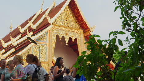 Turistas-Europeos-Visitando-El-Templo-Wat-Phra-Singh-De-Chiang-Mai