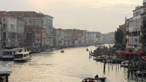 Hoteles-Antiguos-Y-Edificios-Residenciales-A-Lo-Largo-Del-Gran-Canal-De-Venecia,-Italia