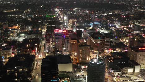 Vistas-Aéreas-De-Hollywood,-California,-De-Edificios-Y-De-La-Ciudad---Noche