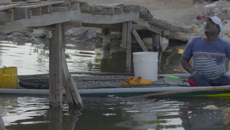 Los-Pescadores-Regresan-A-Casa-Con-La-Canoa-Llena-De-Chipi-Chipi-Y-Pasan-Por-Debajo-De-Un-Puente.