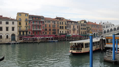 Grand-Canal-With-The-Oldest-Bridge-Of-Rialto-At-The-Background-In-Venice,-Italy