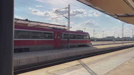 Serbischer-Regionalzug-Von-Novi-Sad-Nach-Belgrad,-Der-Durch-Den-Bahnhof-Neu-Belgrad-Fährt