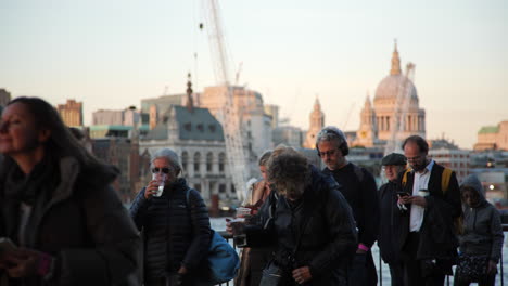 Fußgänger-Schlendern-Vorbei,-Während-Das-Sonnenlicht-Die-Skyline-Von-London,-Einschließlich-Der-St.