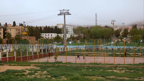 Gente-Practicando-Deporte-Junto-Al-Teleférico-En-La-Plaza-Grand-Bassin.