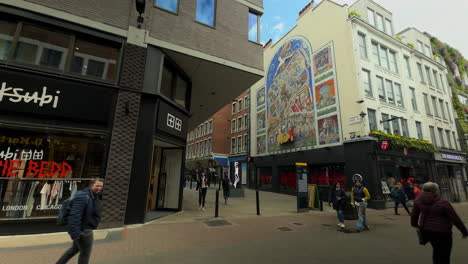 Broadwick-Street-mural-from-Carnanby-Street,-Shoppers-and-Tourists,-Sunny-day,-London