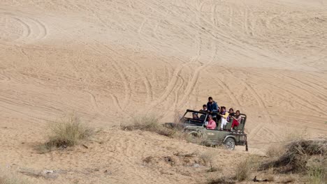 Osiyan,-Jaisalmer,-Rajasthan,-Indien---21.-Februar-2024:-San-Dunes-Safari-Und-Entladen-Mit-Dem-Auto-In-Wüsten-Am-Tag-Aus-Verschiedenen-Blickwinkeln