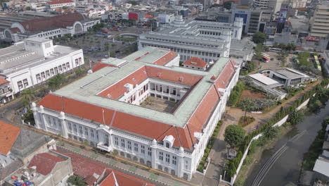 Drohnenaufstieg-über-Dem-Alten-Batavia-Und-Dem-Indonesischen-Bankenmuseum-Kota-Tua-Jakarta