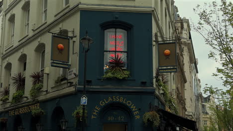 The-Glassblower-pub,-Brewer-Street,-London,-Close-up-on-signage