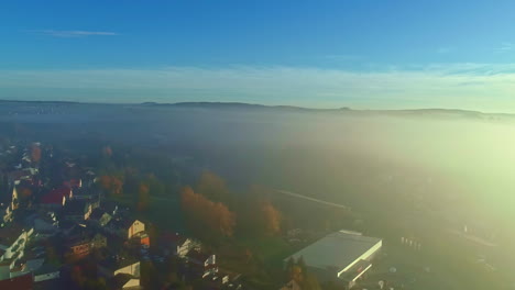 Deutsches-Dorf-In-Nebligen-Nebel-Gehüllt---Luftüberflug