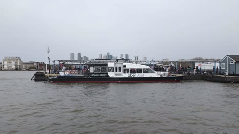 Pasajeros-De-Uber-Boat-En-El-Muelle-De-Greenwich-En-La-Orilla-Sur-Del-Río-Támesis-En-Londres,-Reino-Unido