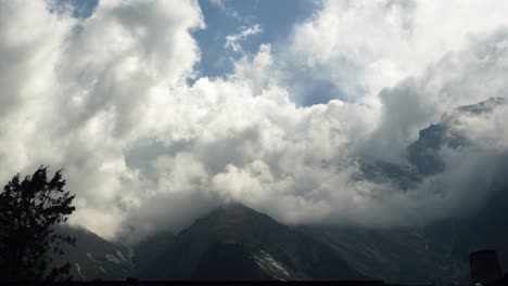 Berg-Und-Seine-Schönheit-An-Einem-Bewölkten-Tag-In-Nepal,-Sagarmatha