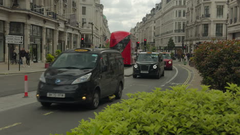 Los-Taxis-De-Londres-Conducen-Por-Regents-Street-Hacia-Oxford-Circus---Día