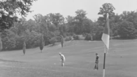 El-Golfista-Juega-En-Un-Campo-Cerca-De-La-Bandera-En-Un-Día-Soleado-De-Verano-De-Gran-Depresión.