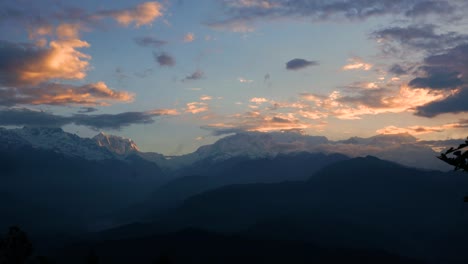 Kurz-Vor-Sonnenaufgang,-Licht-Kommt-Aus-Der-Bergkette