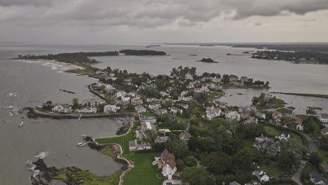 Stamford-Connecticut-Aerial-V8-Drone-Sobrevuelo-Encantador-Pueblo-Costero-Del-Antiguo-Barrio-De-Greenwich-Capturando-Propiedades-Frente-Al-Mar-Y-Parque-Comunitario---Filmado-Con-Mavic-3-Pro-Cine---Octubre-De-2023