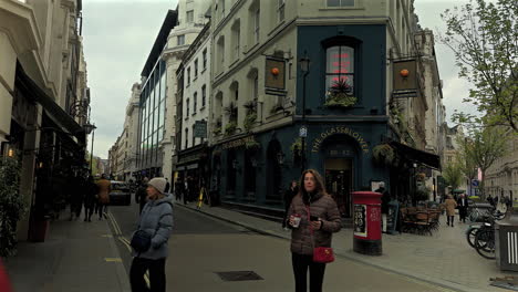 The-Glassblower-pub,-Brewer-Street,-London,-Wide-shot,-Day