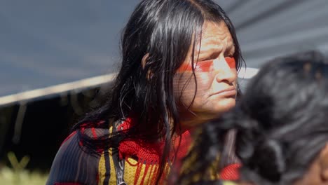 Una-Anciana-Indígena-Amazónica-Vestida-Y-Pintada-De-Colores-Durante-La-Marcha-En-La-Policía-30.