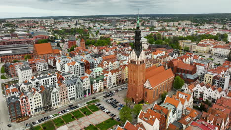 Filmische-Drohnenaufnahme-Einer-Mittelalterlichen-Polnischen-Kleinstadt-Mit-Kathedrale-An-Bewölkten-Tagen