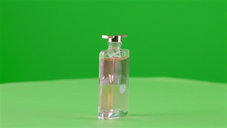 Elegante-Parfümflasche-Im-Minimaßstab-Für-Modell-Auf-Einem-Drehteller-Mit-Greenscreen-Zur-Hintergrundentfernung-3D