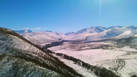 Fliegen-Mit-Einer-Drohne-über-Die-Endlosen-Weiten-Des-Verschneiten-Jakutiens-Am-Tag-Mit-Blick-Auf-Die-Berge